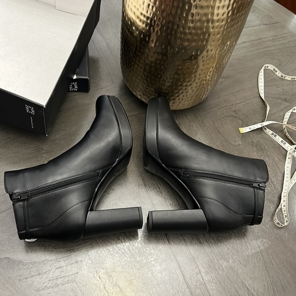 Naturalizer Berri Bootie (WIDE) - Picture 6 of 13